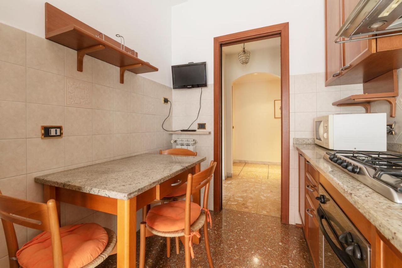 Monteverde Roomy Apartment Sun And Flowers Рим Екстериор снимка