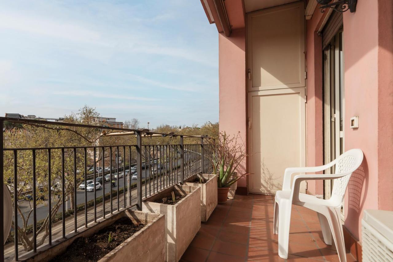 Monteverde Roomy Apartment Sun And Flowers Рим Екстериор снимка