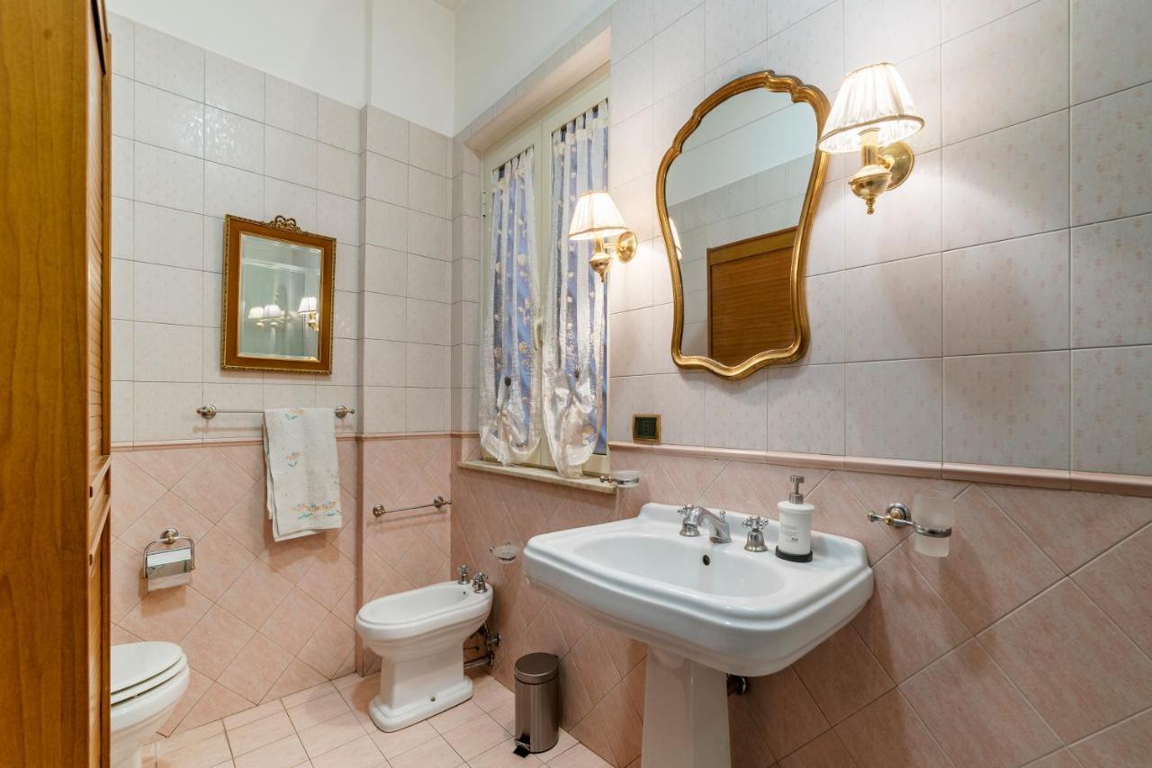 Monteverde Roomy Apartment Sun And Flowers Рим Екстериор снимка